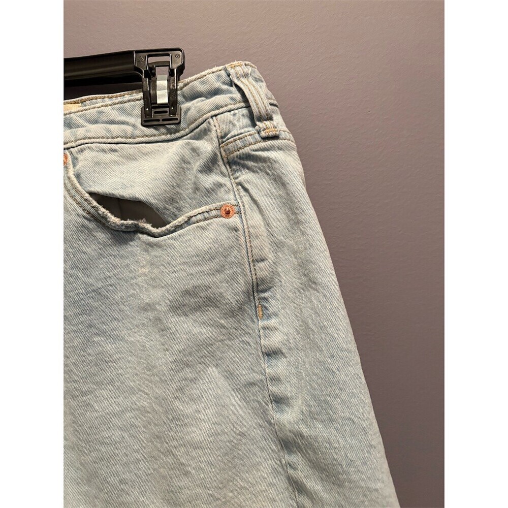 Universal Thread Denim Cut-Off Shorts Womens Size 12 Light Wash Distressed - Picture 4 of 11